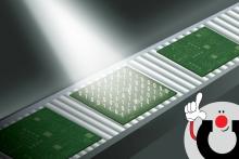 Kuvituskuva, jossa tuotantolinjalla kulkee vihreitä piirilevyjä. Keskimmäinen piirilevy on muuttunut digitaaliseksi binäärikoodiksi (ykkösiä ja nollia), symboloiden konenäön kykyä analysoida tuotteita bittitasolla. Oikeassa alakulmassa Manutecin Manu-maskotti.